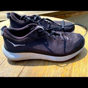 Hoka ~ Hupanas ~ Black/White Size 8